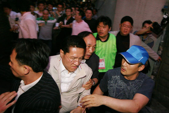 정 장관이 촛불문화제 행사가 진행되고 있는 무대 뒤인 동화면세점 앞에서 100여명의 시민과 기자들에게 둘러싸였다.