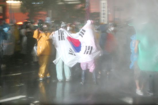 시민들이 경찰들이 쏜 물대포를 맞고 있다