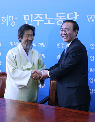 민주노동당 강기갑 대표와 진보신당 노회찬 대표