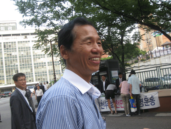 '언론악법 원천무효' 유인물을 명동성당 앞에서 돌리던 최문순 의원.