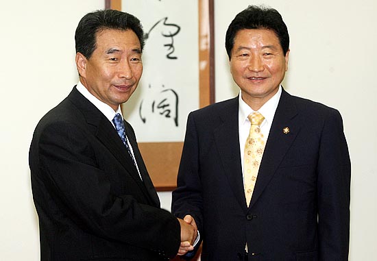 한나라당 안상수 원내대표와 민주당 이강래 원내대표
