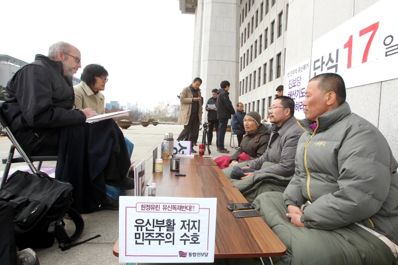통합진보당 의원단을 지지방문한 미국 외교정책포커스 존페퍼(John Feffer) 소장