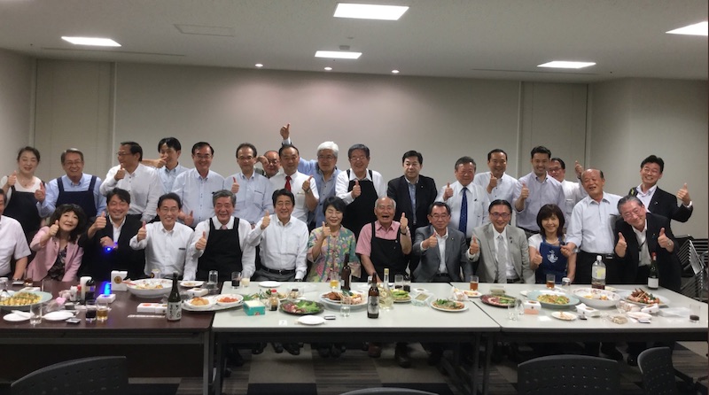 서일본에 내린 폭우로 159명의 사망자가 발생한 가운데, 이번 폭우가 본격적으로 시작되던 지난 5일 밤, 아베 신조 총리가 자민당 의원들과 술자리를 가진 것으로 드러나 구설에 올랐다