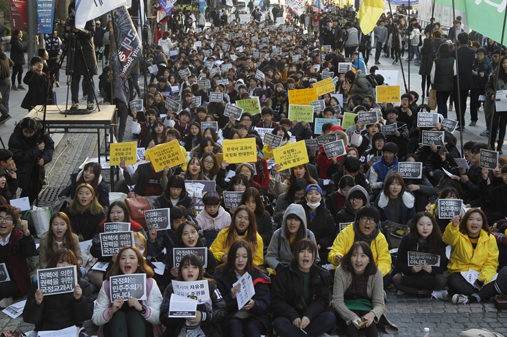 31일 오후 서울 청계광장에서 '역사교과서 국정화 철회 10.31 대학생대회'가 진행되고 있다. 천여명의 대학생들이 모여 '국정화는 민주주의가 아니다'라는 구호를 외치고 있다.
