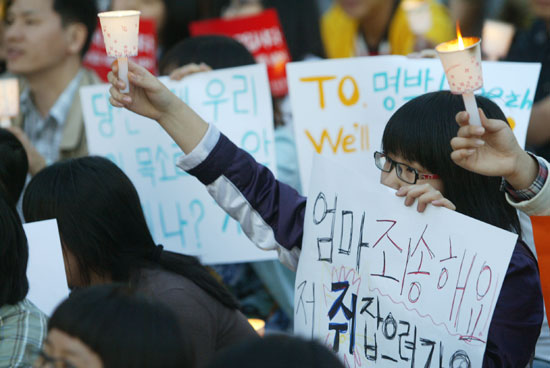 이명박 정부가 4년전 약속을 뒤집으면서 지난 2008년 광우병 촛불집회가 재연될 조짐을 보이고 있다.