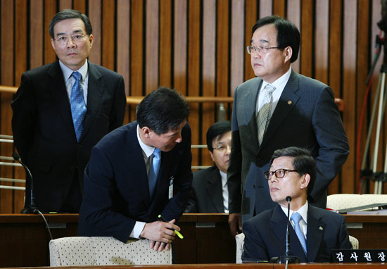 김황식 감사원장과 관계자들이 이야기를 나누고 있다.