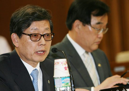 천안함 특위에서 답변하는 김황식 감사원장