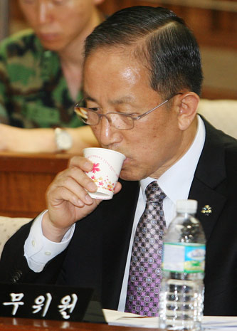 김태영 국방부 장관. 천안함 종합보고서는 언제쯤 나올까.