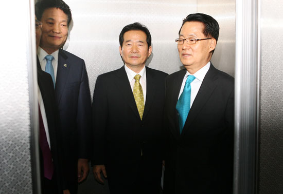 최고위/시도당연석회의 맞히고 이동하는 정세균대표 및 지도부