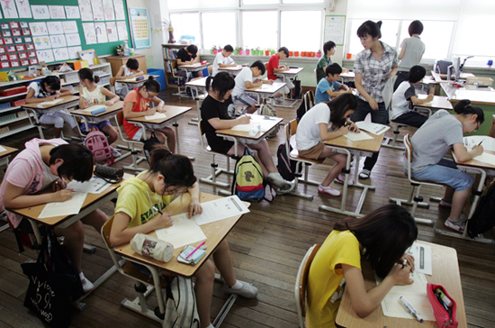 서울 중구 충무초등학교에서 학생들이 국가 수준의 학업성취도평가(일제고사)문제를 풀고 있다.