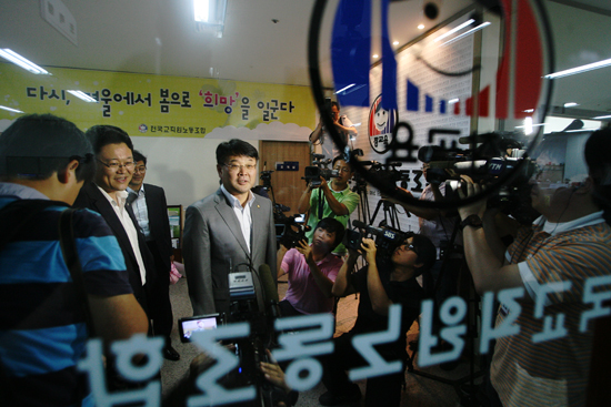 강제 이행금 일부를 납부하기 위해 전교조 사무실을 찾은 조전혁 한나라당 의원의 모습.