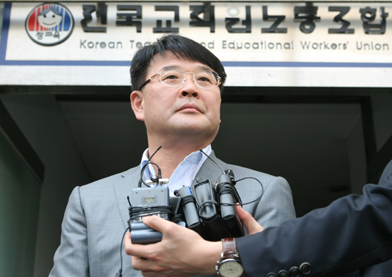 헌재는 29일 "전교조 명단을 인터넷에 공개한 행위가 헌법과 법률이 부여한 국회의원의 직무에 속하는 것으로 볼 수 없다"고 판결했다.