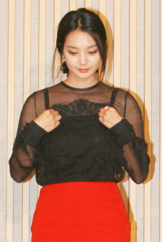옷을 어루만지는 신민아
