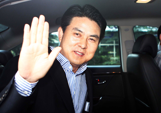 김태호 국무총리 후보자의 <조간경남> '기사삭제 외압 의혹'이 불거진 가운데 박연차 전 태광실업 회장의 석연찮은 투자에 대한 의혹도 가시지 않고 있다.