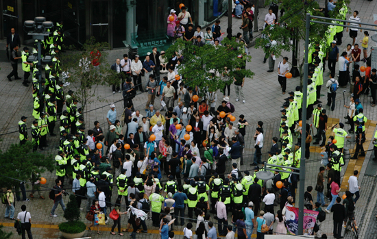 4대강 공사 중단을 촉구하는 기자회견을 둘러싼 경찰