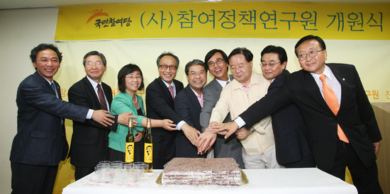 기념떡을 자르고 있다.
