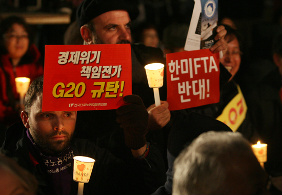 G20 반대 촛불을 든 외국인