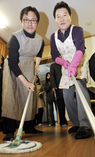 한나라당 안상수 전 대표와 권택기 의원이 2010년 연말, 서울 광진구 구의동 노인복지시설 모니카의 집을 방문해 청소를 하고 있다.