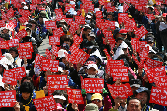 서울대법인화법안이 통과된 가운데 '국립대 법인화 저지와 교육공공성 강화를 위한 공동투쟁위원회'가 4월9일 서울역광장에서 결의대회를 열고 법인화를 주도한 이주호 교과부장관의 사퇴와 교육 공공성을 강화를 촉구하며 구호를 외치고 있다.