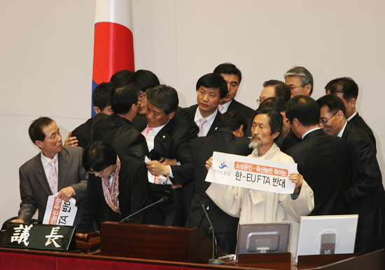 의장석을 지켜라!
