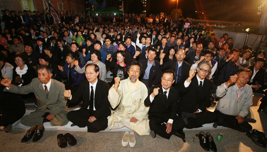 정광훈 의장이 작사한 아스팔트 농사를 부르는 참가자들