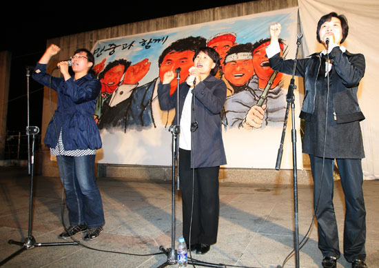 고 정광훈 의장이 작사한 '아스팔트 농사'를 부르는 청보리사랑