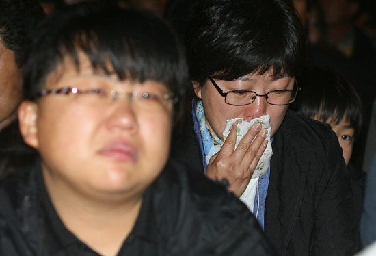 눈물 흘리는 조문객