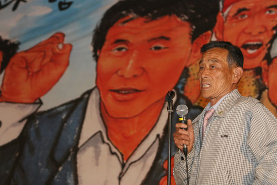 추모사하는 윤정석 전 의장