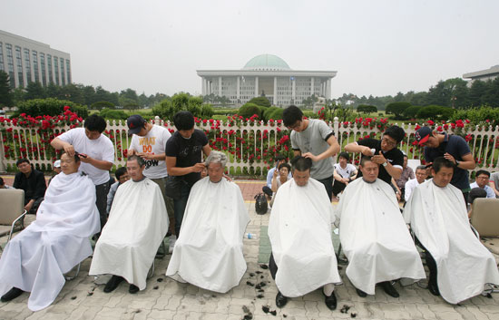 2011년 사분위의 계속된 비리재단 복귀 허용에 항의하며 상지대 정대화 교수 등이 삭발을 하고 있다.