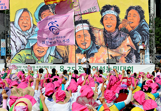 8.25 전국여성농민대회를 위해 모인 사람들