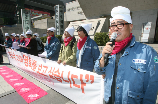 지난4일 여균동 감독 등 영화인 1천543명이 서울 세종문화회관 앞에서 희망버스 지지선언을 발표하고 있다. 이번 선언에는 박찬욱 감독, 임순례 감독, 류미례 감독, 변영주 감독,과 배우 김여진 씨 등도 이름을 동참했다.