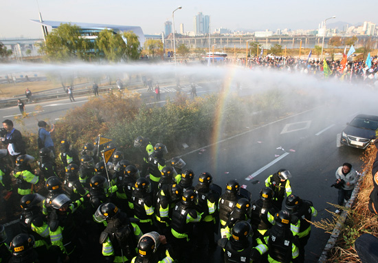 집회 참가자들을 향해 물대포 쏘는 경찰