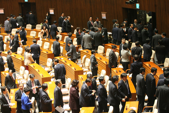 기습처리 후 본회의장을 빠져나가는 한나라당 의원들