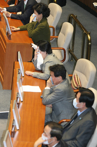 마스크하고 한미FTA 투표하는 박근혜 전 대표