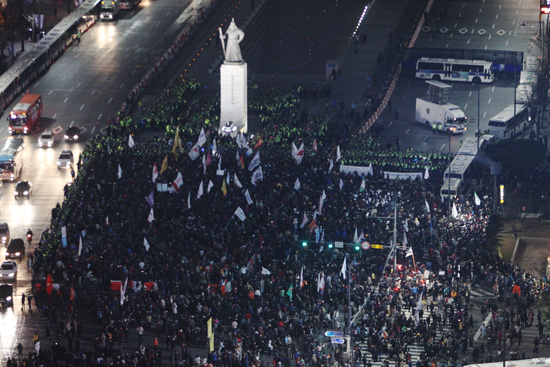 광화문 광장을 가득 메운 한미fta 무효 집회 참가자들