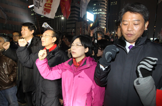 구호를 외치는 이정희 대표와 김선동 의원