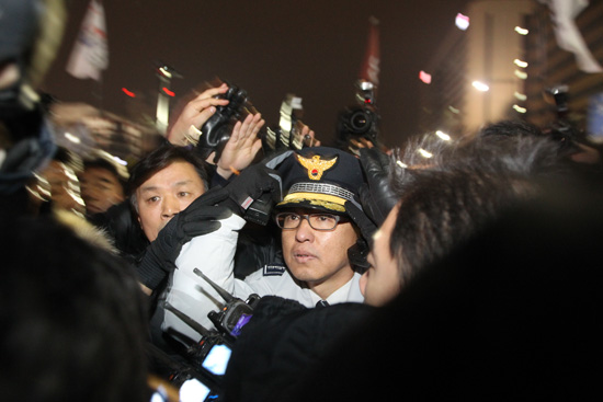 시민들이 광화문광장을 뚫은 이후 박건찬 서장은 의원들을 만나고자 흥분한 시위대 속으로 들어갔다. 의원들과 사전 약속은 없었다.