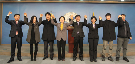27일 여의도 국회 정론관에서 통합진보당에 박원석 참여연대 전 협동사무처장을 비롯한 시민사회 인사 100여명 입당 기자회견에서 통합진보당 심상정, 이정희 공동대표와 입당 기자회견에 참석한 시민사회 인사들이 손을 들어 보이고 있다. (왼쪽부터)이원호 변호사, 제윤경 애듀머니 대표, 권혜진 흥사단 전 교육운동본부 사무처장, 통합진보당 심상정 공동대표, 박원석 참여연대 전 협동사무처장, 통합진보당 이정희 공동대표, 허웅 전국교수노조 전 교권국장