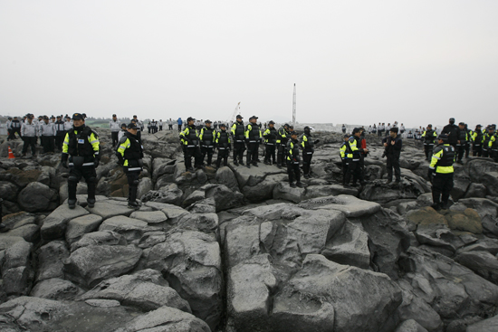 군사기지화로 인해 강대국간 분쟁 발생시 제주도는 군사적 타격 목표로 전락하게 된다.