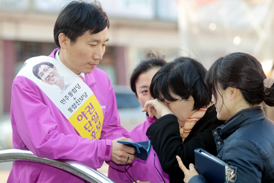 이정희 대표 눈물 이상규가 닦아