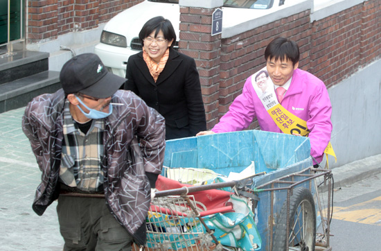 리어카를 밀고 있는 이상규 후보