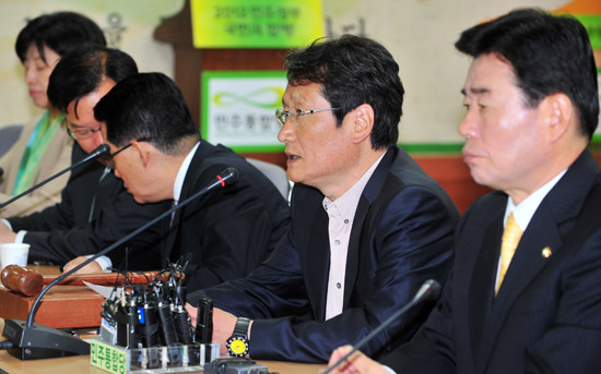 현재 벌어지는 중도층 논란은 민주당 내 개혁과 보수 세력간의 '줄다리기'를 보여주는 것이다.