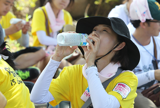 물 마시는 김재연 의원