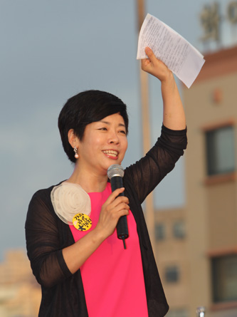강정을 위해 사회를 보는 김미화