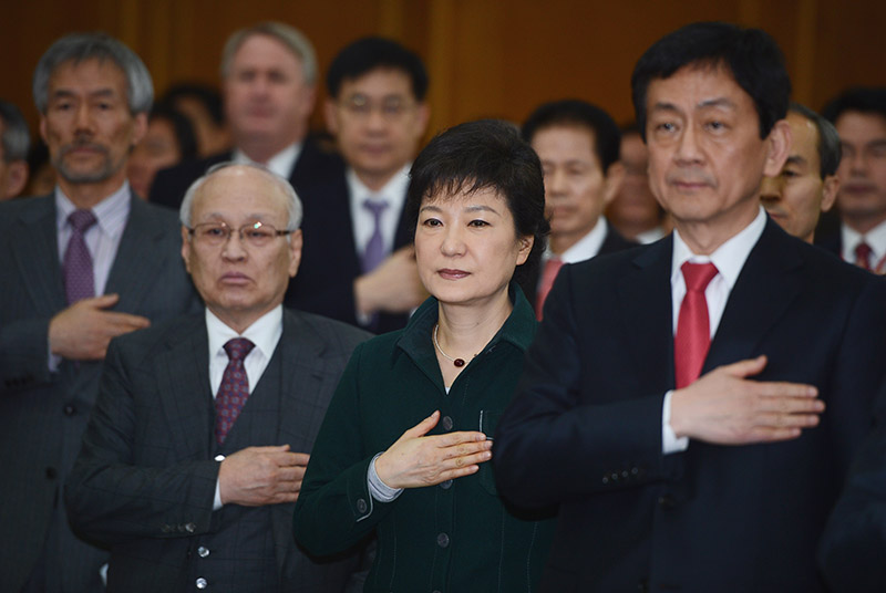 박근혜 대통령 당선인이 취임도 하기 전부터 공약을 후퇴시키고, 대선 때 핵심공약으로 약속했던 경제민주화는 국정목표에서 빼면서 논란이 일고 있다.