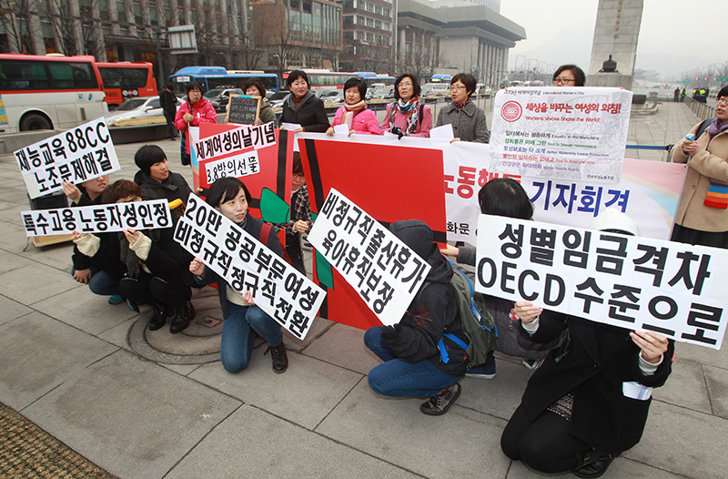 3·8 세계 여성의 날 기념 생생여성노동행동 기자회견에서 참석자들이 공공부문 여성 비정규직 정규직 전환 등 요구사항을 담은 손피켓을 들고 퍼포먼스를 하고 있다.