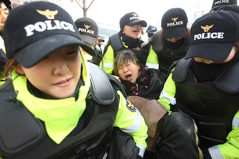 쌍쌍용차 농성장 자리 화단 조성 저지하던 시민 연행