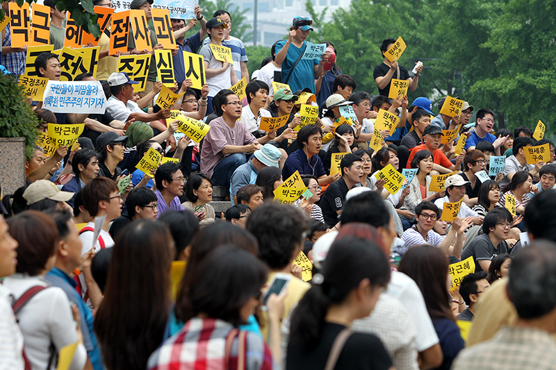 많은 시민들이 국정원 불법선거개입 규탄 집회 참여