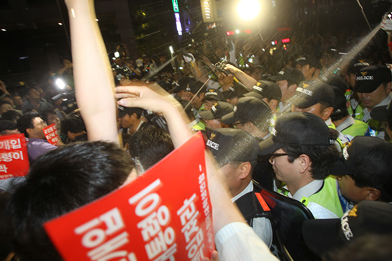 최루액 등장한 국정원 대선개입 규탄 집회