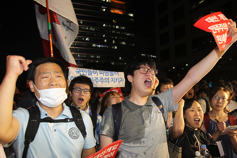 경찰의 최루액에도 구호 외치는 국정원 대선개입 규탄 집회 참가자들